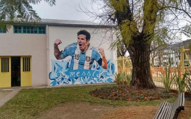 Malowidło Leo na szkole w Rosario