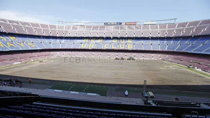 Wymiana murawy na Camp Nou