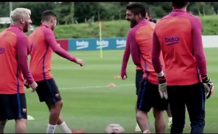 Messi zakłada siatkę Suarezowi