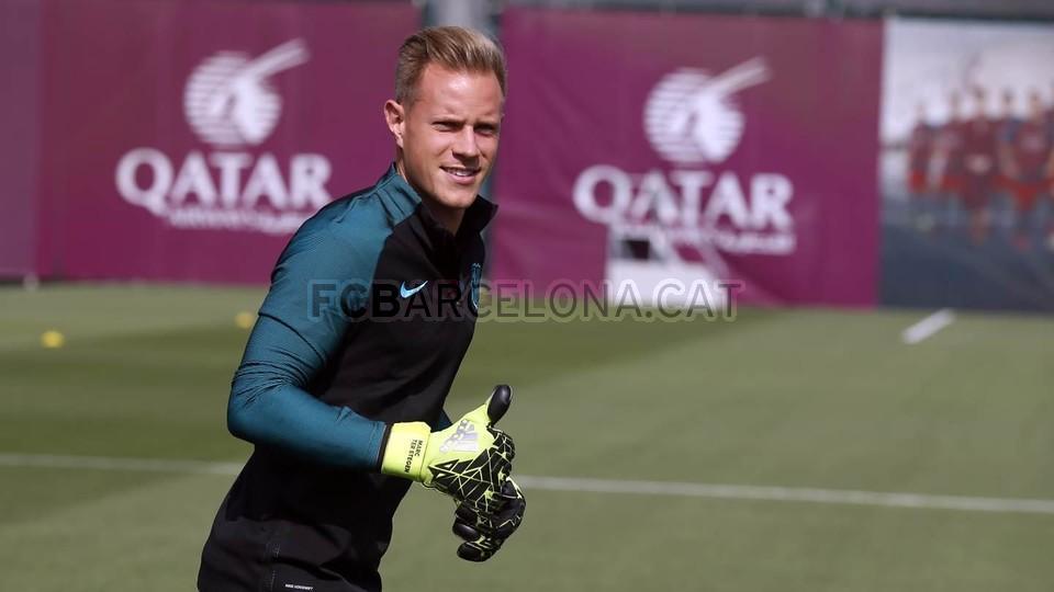 Ter Stegen wznawia treningi