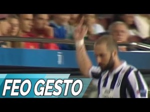 Higuain pokazał fanom środkowy palec