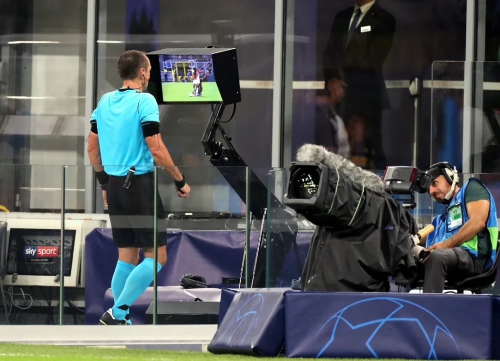 Barcelonę rozbita 1:4 przez Sewillę. RFEF ujawniła rozmowy sędziów po kontrowersyjnym rzucie karnym Sędzia VAR | Neutralne/Zaślepka