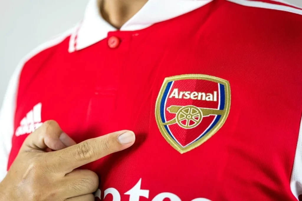 Barcelona finalizuje transfer Gabriela Jesusa z Arsenalu. Kwota już ustalona Arsenal - logo 3 (koszulka)