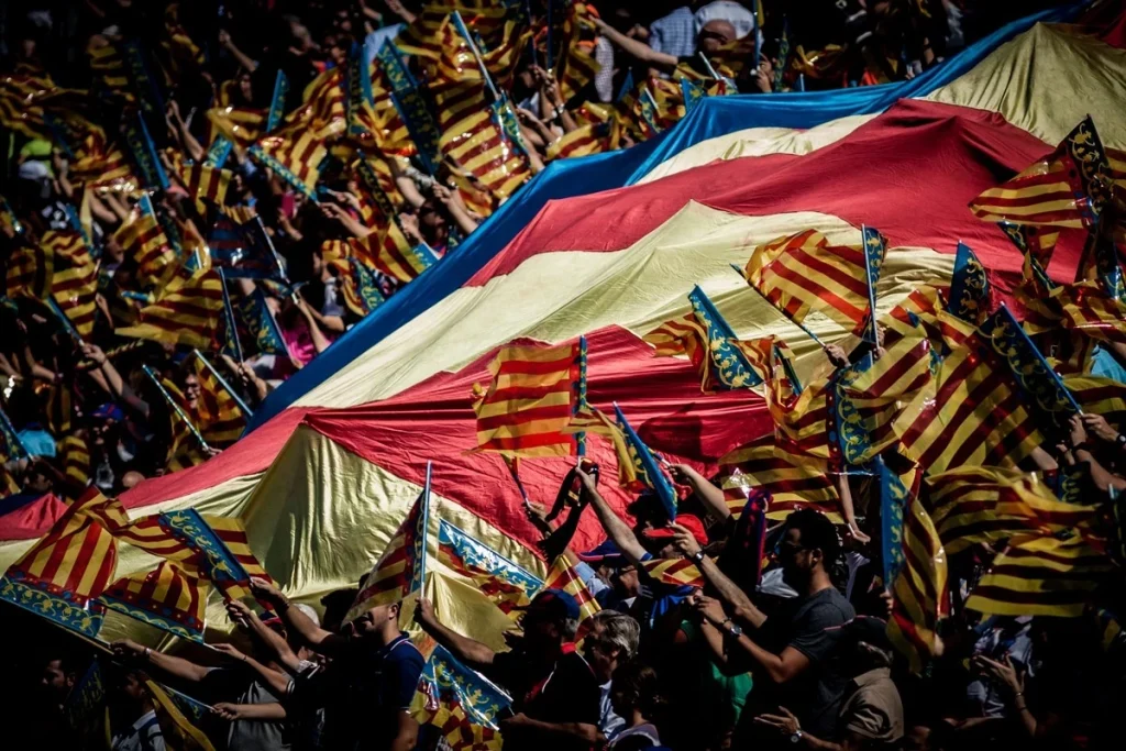 Valencia CF – FC Barcelona podstawowe jedenastki. Sprawdź ogłoszone składy (06.09.2026) Valencia CF - kibice 1