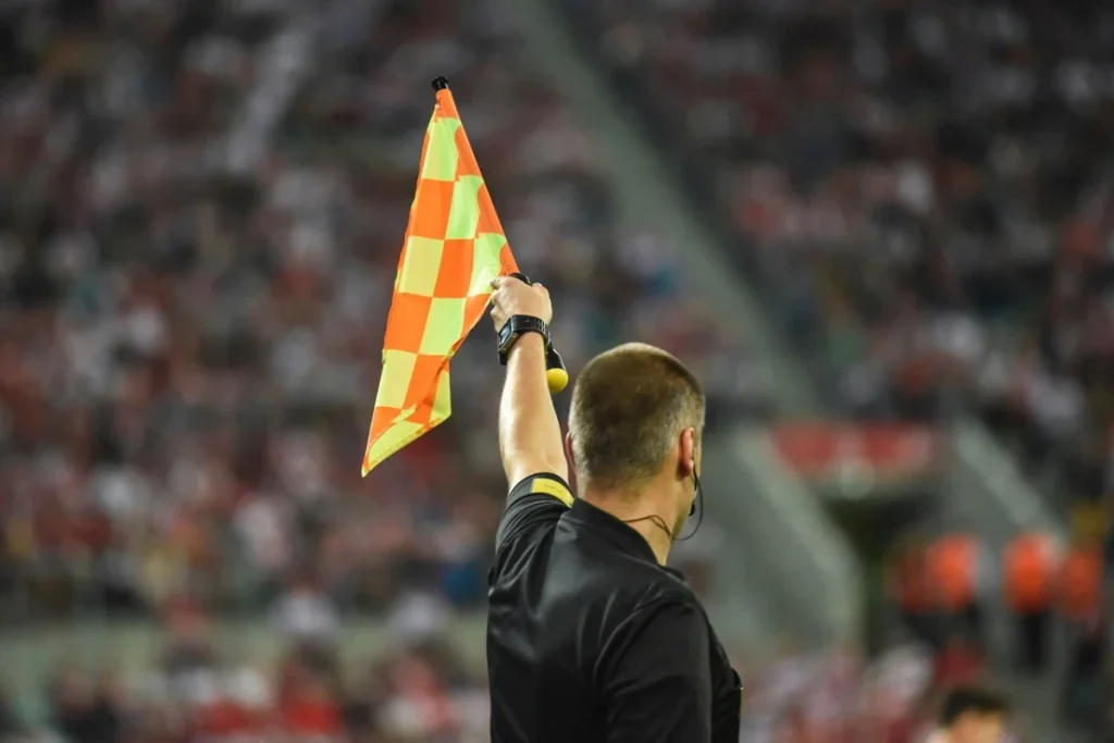 Arsenal i Liverpool obserwują 18-letniego obrońcę New England Revolution Sędzia | Neutralne / Zaślepka - piłka nożna 9
